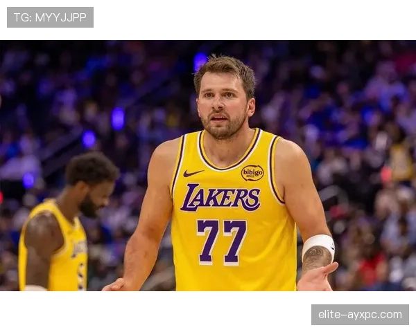 东契奇又在更衣室吃披萨了?这哥们场下真把NBA当自助餐 东契奇又在更衣室吃披萨了?这哥们场下真把NBA当自助餐