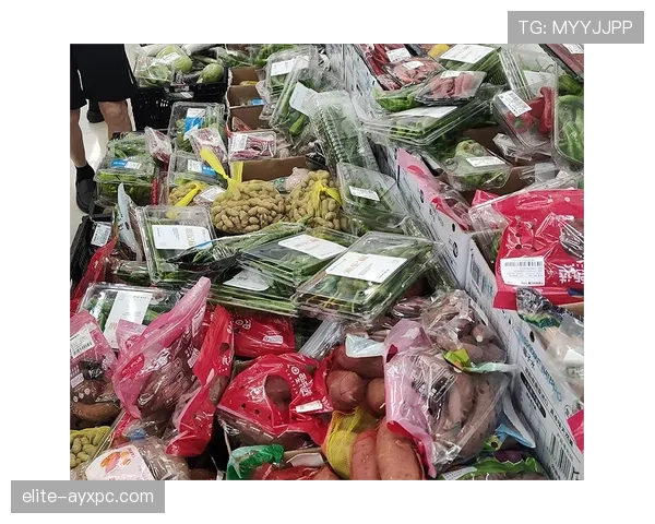 拉菲尼亚训练完回家路上还在啃鸡胸肉，这人是不是对“下班”有什么误解
